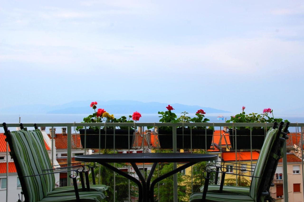 Apartment Rijeka With Sea View Bagian luar foto