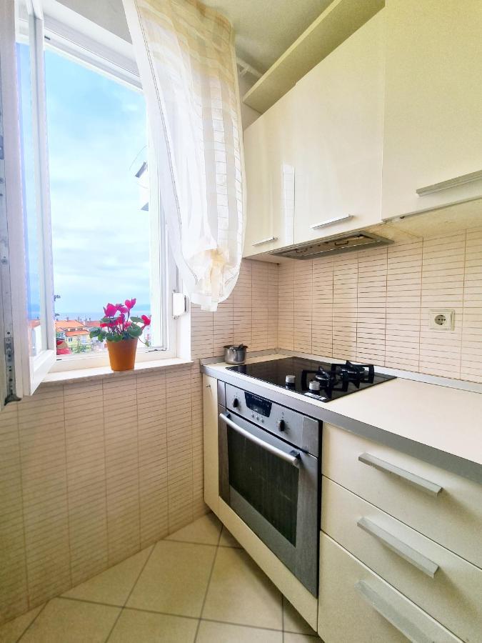 Apartment Rijeka With Sea View Bagian luar foto